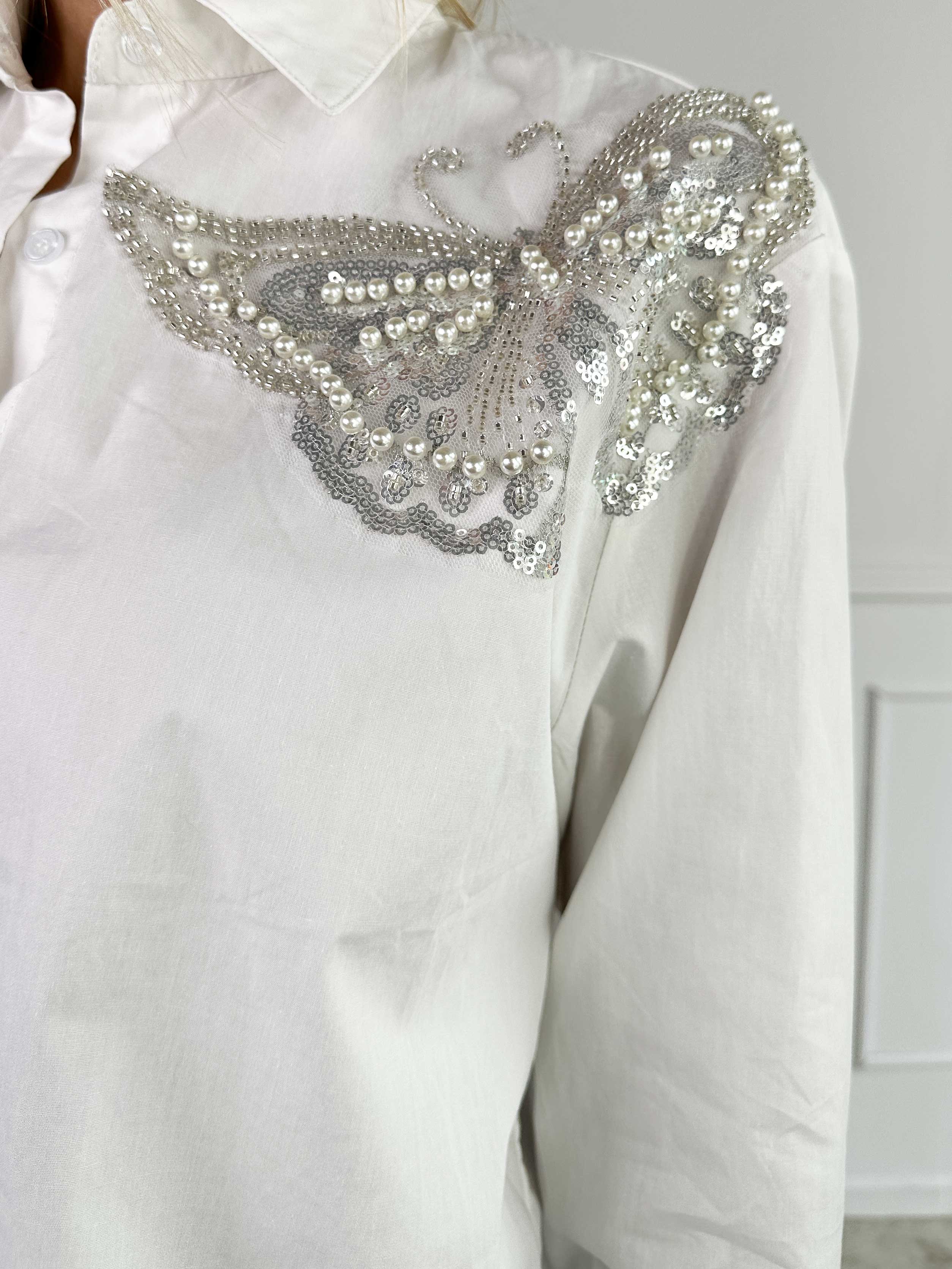 Frederikke - Skjorte med sommerfugl i perler og pailletter